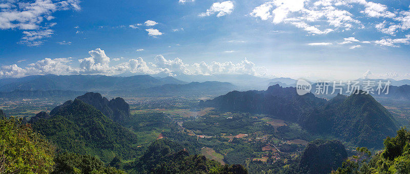 全景山在老挝的Vang Vieng。自然天空云太阳。令人惊叹的旅游胜地，徒步穿越森林和山脉
